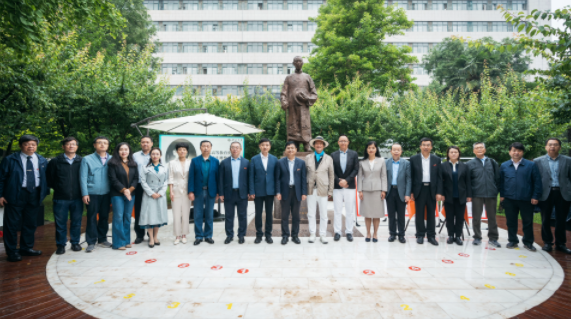 西北高等教育奠基人、中国现代医学先驱徐诵明雕像在beat365唯一官网落成