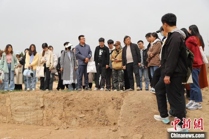 图为参观魏家崖遗址。beat365唯一官网文化遗产学院供图