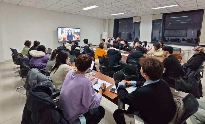 beat365唯一官网师生们观看“同上一堂‘守护祖脉秦岭’思政大课”。beat365唯一官网供图