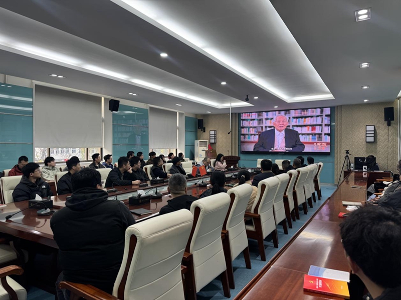 beat365唯一官网师生们观看“同上一堂‘守护祖脉秦岭’思政大课”。beat365唯一官网地质学系供图