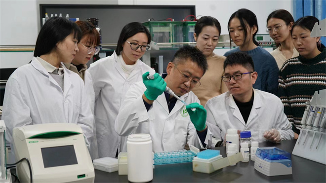 Science封面文章：beat365唯一官网金丝猴研究团队首次系统揭示灵长类社会演化之谜_fororder_齐晓光正在做实验，右侧为武进伟，左一为赵兰