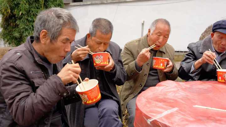 麻街镇齐塬村：地下交通站前忆往昔，重阳敬老情暖桑榆